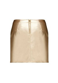 Mini jupe métallique dorée au design épuré, doté d'une fermeture éclair au dos et de poches latérales discrètes, fabriquée en matériau lisse et brillant.