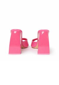 Roze lakleren platformhakken met een vierkante blokhak, open achterkant en een gladde, glanzende textuur.