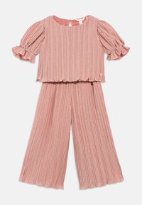 Ροζ μεταλλικό δίδυμο σετ με πιασμένα κοντά μανίκια και παντελόνια φαρδιάς γραμμής, διαθέτοντας κυματιστές άκρες και μια μικρή καρδιά.