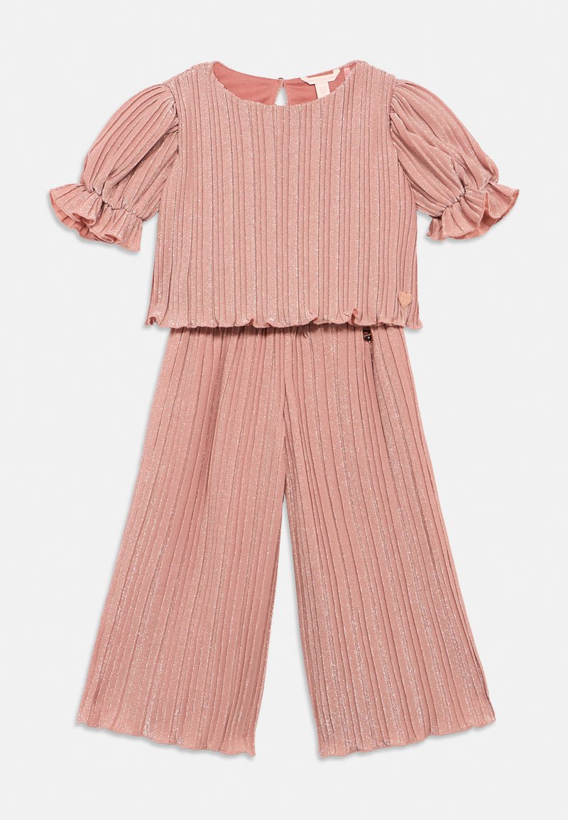 Ροζ μεταλλικό δίδυμο σετ με πιασμένα κοντά μανίκια και παντελόνια φαρδιάς γραμμής, διαθέτοντας κυματιστές άκρες και μια μικρή καρδιά.
