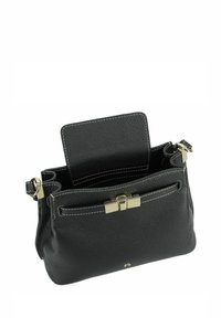 Bolso de mano de cuero negro con forma estructurada, costuras en blanco contrastantes, herrajes dorados y cierre de presión. Cuenta con un bolsillo exterior con cremallera.