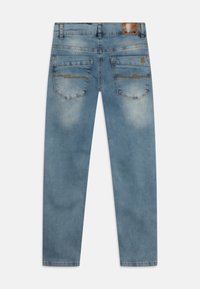 Jeans in denim azzurro chiaro con vestibilità slim, dotati di due tasche posteriori, leggero sbiadimento e una patch in pelle del marchio sulla vita.