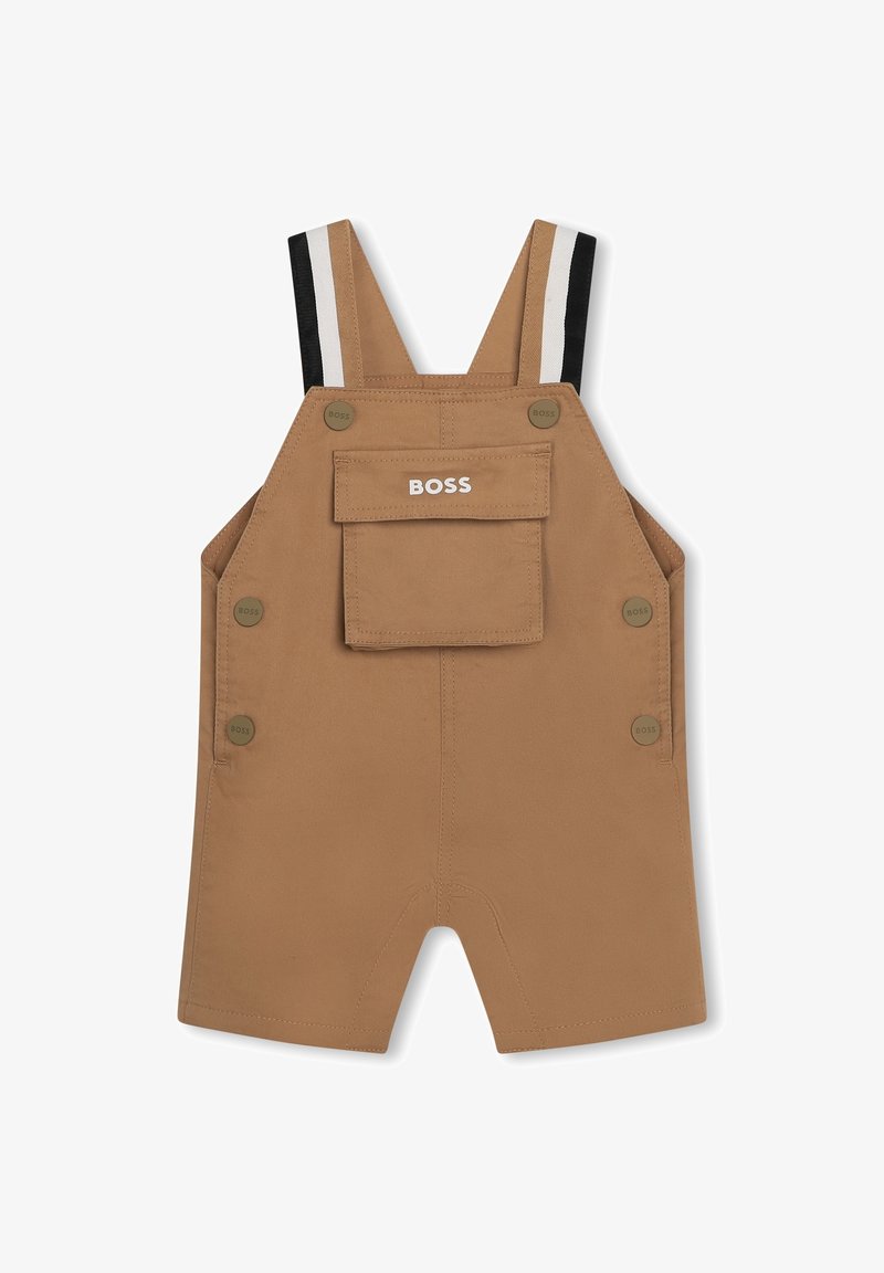 Salopette marron pour tout-petit avec bretelles rayées noires et blanches, poche à rabat avant avec l'étiquette "BOSS" et boutons de marque sur les côtés.