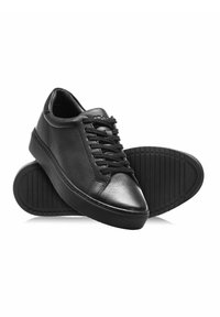 Czarne skórzane sneakersy z okrągłym noskiem, sześcioma oczkami, teksturowaną powierzchnią i gumową podeszwą z rowkowanym wzorem.