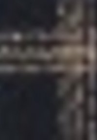 Zwart leren portemonnee met een gladde textuur, voorzien van meerdere kaartsleuven, een bilJetcompartiment en een subtiele reliëfpatroon.