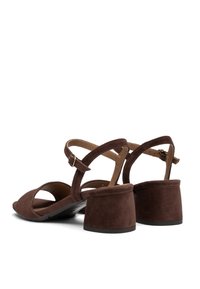 Sandali con tacco in camoscio marrone, con tacco a blocco, punta aperta e cinturino alla caviglia; presenta una texture liscia e un design del cinturino semplice.
