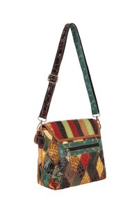 Geantă patchwork cu solzi roșii, verzi, galbeni și negri într-un model în formă de diamant, cu o curea maro și un buzunar frontal cu fermoar.