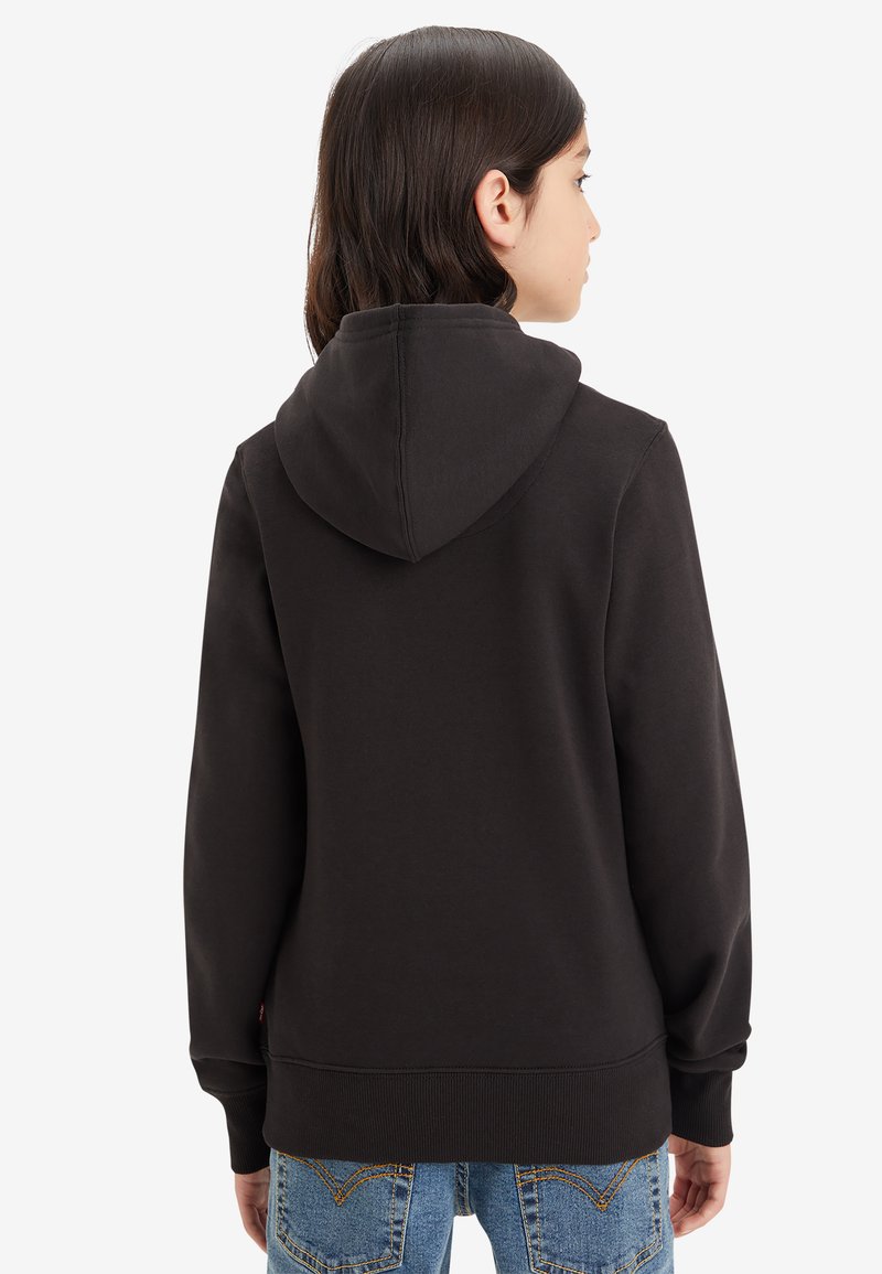 Sweat-shirt à capuche noir avec un design simple, des poignets et un ourlet côtelés. Fabriqué en tissu doux, avec une couture le long du dos.