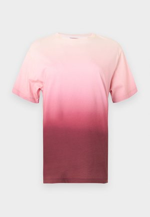 T-shirt a maniche corte con design a gradiente che sfuma dal rosa chiaro al bordeaux intenso. Realizzata in tessuto morbido con scollo rotondo.
