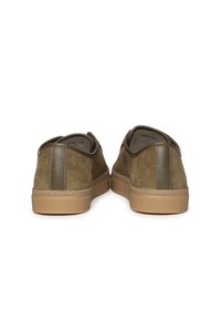 Olijfgroene sneakers met een bovenwerk van gestructureerde stof, een rubberen zool en contrasterende stiksels aan de achterkant. Lichtgewicht, casual ontwerp.