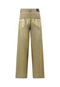 Kalhoty z olivově zelené denimu s širokým střihem, s vybledlou texturou a velkým grafickým nápisem "HARD" na zadních kapsách. Obsahují standardní pas a poutka na opasek.