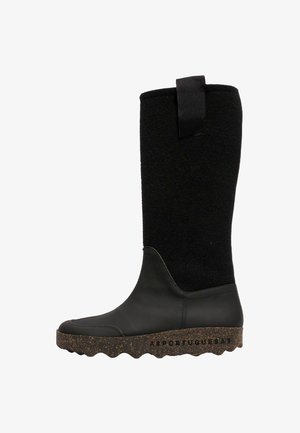 Hoher schwarzer Stiefel mit strukturierter Sohle, ledrigem unteren Bereich, textiler oberer Sektion und einer Ziehschlaufe oben hinten.