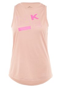 Helles pinkes ärmelloses Sportoberteil mit Rundhalsausschnitt, das mit auffälliger dunkelrosafarbener "NIKE"-Buchstabenbeschriftung und einem geschwungenen Saum ausgestattet ist. Hergestellt aus Dri-FIT-Material.