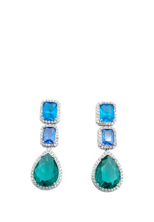 Orecchini pendenti con due pietre rettangolari blu sopra una grande pietra verde a forma di goccia, tutte bordate da piccoli cristalli trasparenti.