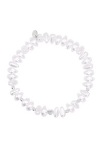 Bracciale di perle con perle bianche irregolari dal texture liscia, intervallate da perline d'argento e un accento a forma di cuore.