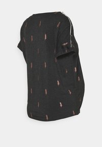 Donkergrijze top met korte mouwen en metallic rosegouden veerpatronen. Heeft een ronde halslijn en een decoratieve knop aan de zijkant.