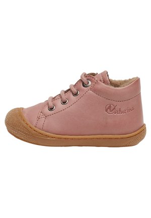 Bottine montante en cuir rose avec semelle en caoutchouc plat marron, bout rond et œillets en métal pour lacets. Intérieur doublé d'un matériau doux.