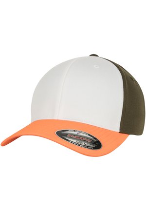 Pet met een witte voorkant, olijfgroene zijkanten en een oranje klep. Gemaakt van textuurstof met een aansluitend ontwerp. Inclusief een merklabel.