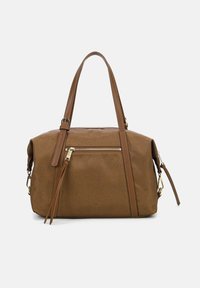Borsa marrone in finta pelle testurizzata, con due manici corti e una tracolla removibile. Accenti in hardware dorato e dettaglio della tasca con zip.