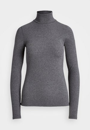 Maglione dolcevita a costine, a maniche lunghe, di colore grigio scuro, aderente con collo alto, su sfondo bianco unito.