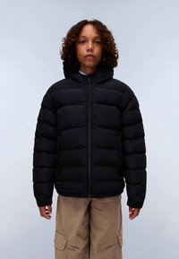 Μαύρο μπουφάν puffer με μπροστινό φερμουάρ, κουκούλα και καπιτονέ σχεδιασμό. Το ύφασμα έχει λεία υφή και διαθέτει απλό, λιτό κόψιμο.