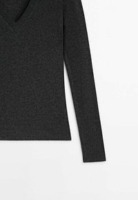 Pull gris foncé à manches longues avec col en V, présenté à plat sur fond blanc.