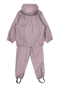 Waterdichte kinderoutdoor set in zachtroze. Voorzien van een capuchon, elastische manchetten en reflecterende accenten; inclusief bijpassende broek met verstelbare banden.