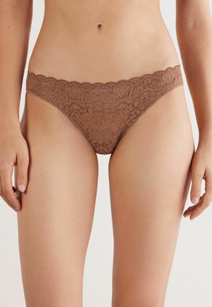 Kantstring met een bloemenpatroon, golvende randen en een rijke bruine kleur. Zachte textuur en een ontwerp met minimale bedekking.