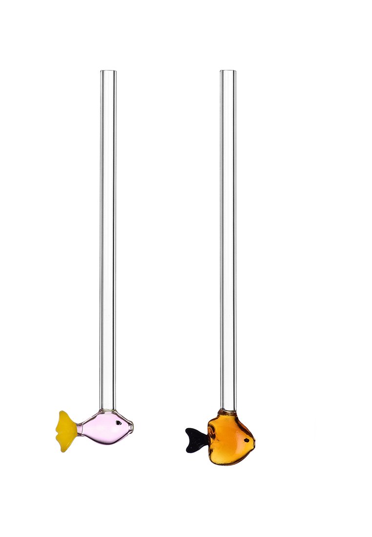 Dwie szklane słomki z akcentami w kształcie ryb. Jedna słomka ma różową rybkę z żółtym ogonem; druga ma pomarańczową rybkę z czarnym ogonem.
