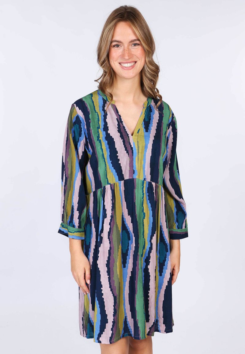 Kurzarmkleid mit einem mehrfarbigen Zickzackmuster, das Grün, Blau und Pink auf einem dunklen Hintergrund zeigt; V-Ausschnitt und lockere Passform.