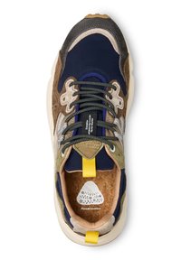 Mnohobarevné tenisky s námořnickou látkou, okrovými semišovými detaily a černými tkaničkami. Výrazná žlutá nášivka na jazyku a korek vnitřní stélky.
