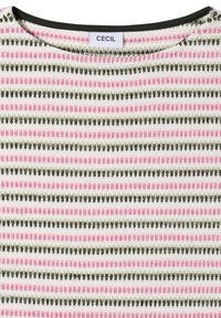 Gros plan sur un tissu tricoté avec des rayures horizontales rose, vert olive et blanc, présentant un bord d'encolure noir et une étiquette "CECIL".