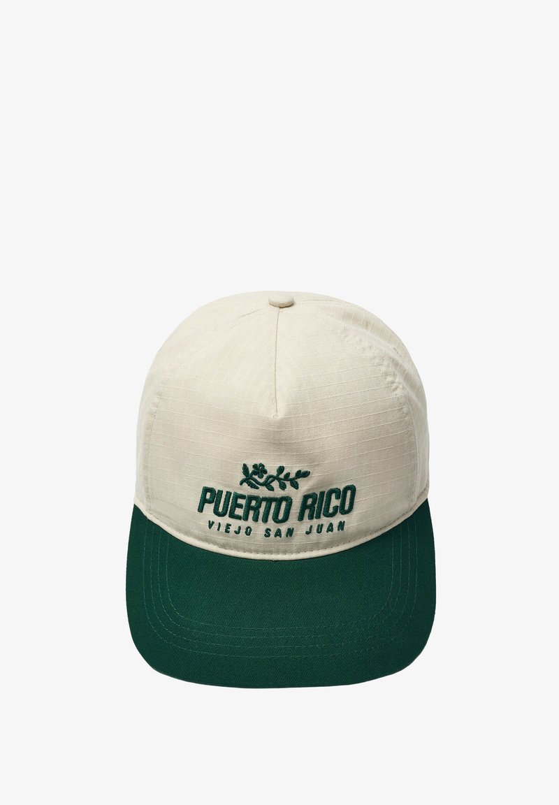 Casquette beige avec une visière vert foncé, brodée de "Puerto Rico Viejo San Juan" et une petite branche feuillue au-dessus du texte.