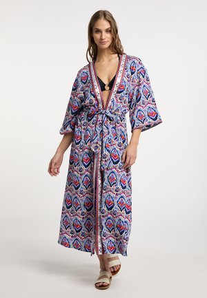Robe lunga stile kimono in un vivace motivo blu, rosso e bianco, con maniche larghe, cintura con lacci e scollatura a V profonda.