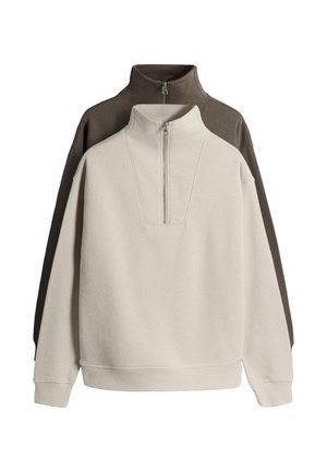Zwei langärmlige Sweatshirts mit Viertelreißverschluss und Stehkragen, eines beige vorne und eines dunkelbraun hinten, vor weißem Hintergrund dargestellt.