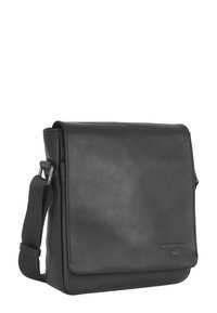 Schwarze Leder-Umhängetasche mit glatter Textur, rechteckiger Form, verstellbarem Stoffgurt und minimalistischem Design mit einem Logo.