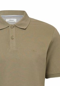 Beige Poloshirt aus strukturiertem Stoff mit einer Knopfleiste mit drei Knöpfen, kurzen Ärmeln und einem gestickten Logo auf der Brust.