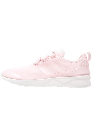 Lichtroze sport schoenen met een soepele textielen bovenkant, witte rubberen zool en drie duidelijke strepen aan de zijkant. Heeft een gestructureerde hielaccent.