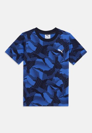 Camiseta Puma de manga corta azul y negra con estampado, múltiples logos del felino Puma y cuello redondo.