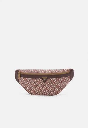 Braune und beige gemusterte Bauchtasche mit einem vorderen Reißverschluss und einem kleinen dreieckigen Guess-Logo in der Mitte.