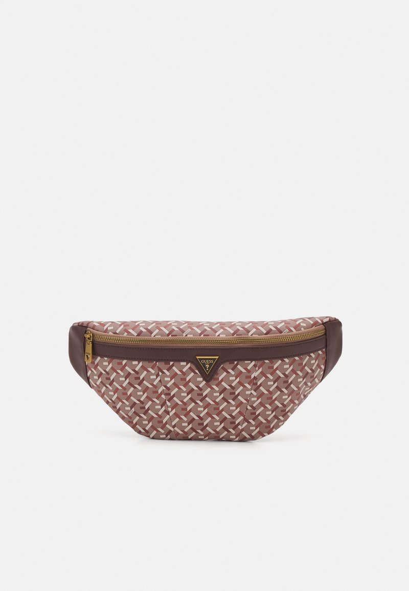 Sac banane marron et beige à motifs avec une fermeture éclair à l'avant et un petit logo triangulaire Guess au centre.