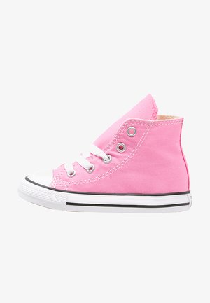 Sapatilha alta em lona rosa com atacadores brancos, sola de borracha preta e ilhós prateados. Apresenta um tecido texturizado e costuras em contraste.