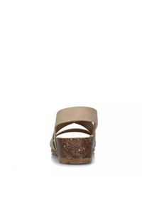 Sandal beige con tacco in sughero, caratterizzata da cinturini incrociati. Finitura liscia sui cinturini e dettaglio in sughero testurizzato sul tacco.