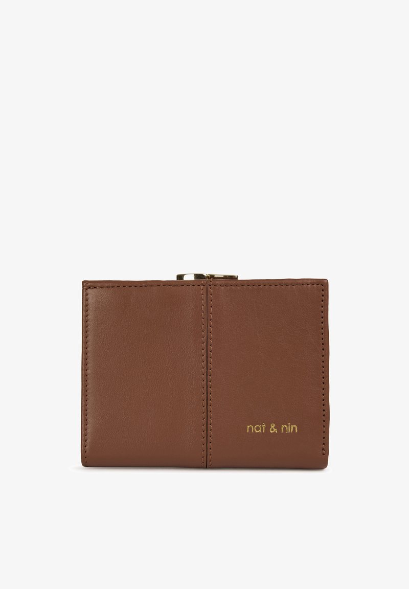 Brązowy skórzany portfel o gładkiej fakturze, z zamknięciem na złoty zamek i detalem z logo. Kompaktowy, prostokątny kształt z widocznymi szwami.