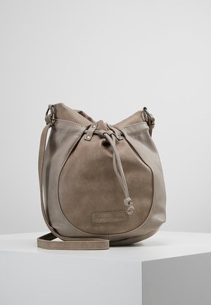 Beige læder- og ruskindsskultaske med snørrelukning og justerbar skulderrem på en hvid overflade mod en ensfarvet baggrund.