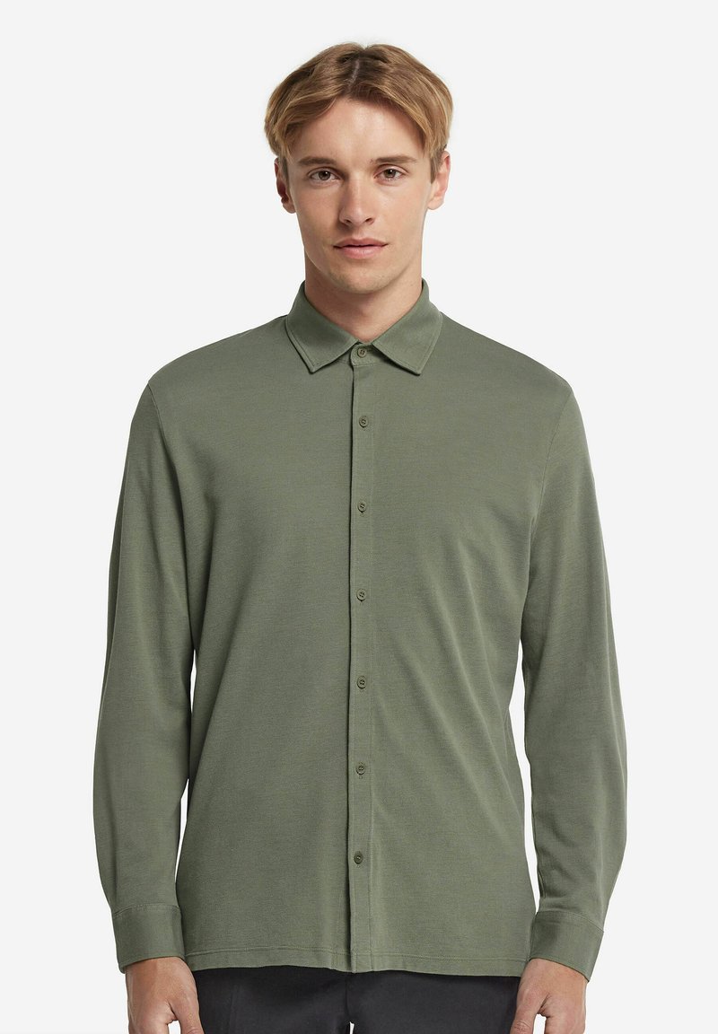 Långärmad skjorta med knappar i olivgrön, tillverkad av mjukt tyg. Har en klassisk krage och knappframställning.