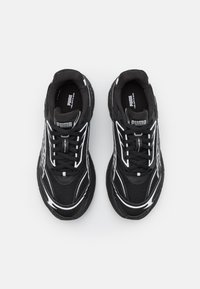 Černé sportovní boty z prodyšného síťovaného a syntetického materiálu, s bílými akcenty, na šněrování a s texturovanou podrážkou pro lepší přilnavost.