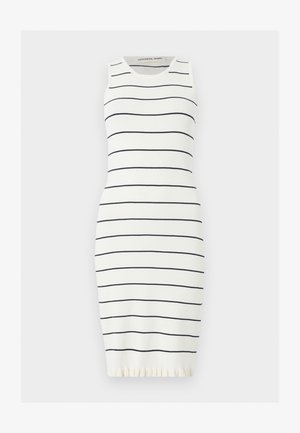 Αμάνικο λευκό πλεκτό φόρεμα με εφαρμοστή σιλουέτα, λεπτές οριζόντιες μαύρες ρίγες, στρογγυλή λαιμόκοψη και βολάν στο τελείωμα.