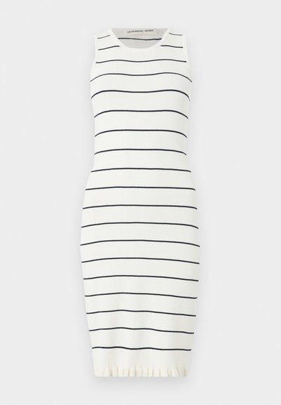 Αμάνικο λευκό πλεκτό φόρεμα με εφαρμοστή σιλουέτα, λεπτές οριζόντιες μαύρες ρίγες, στρογγυλή λαιμόκοψη και βολάν στο τελείωμα.