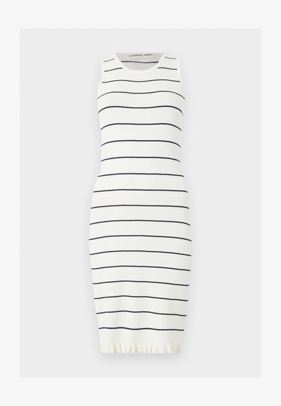 Αμάνικο λευκό πλεκτό φόρεμα με εφαρμοστή σιλουέτα, λεπτές οριζόντιες μαύρες ρίγες, στρογγυλή λαιμόκοψη και βολάν στο τελείωμα.